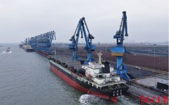 具备从抓料、移料、卸料到清舱的卸船全过程从